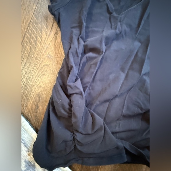 Old Navy Basic Maternity Tees black size L. V Neck - Picture 3 of 3